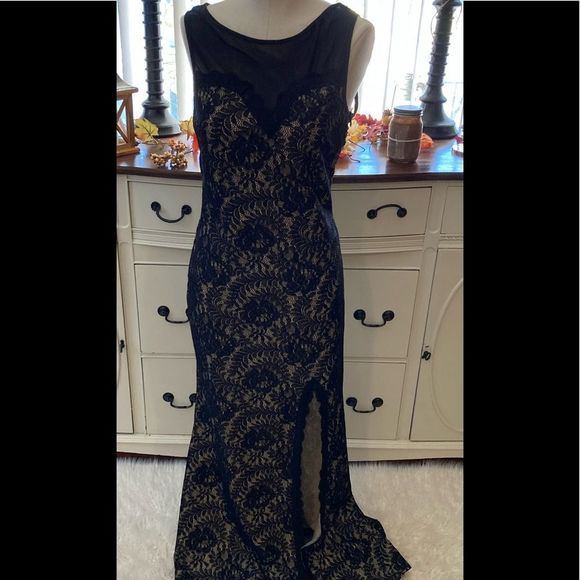 Miusol Gown - Picture 2 of 9